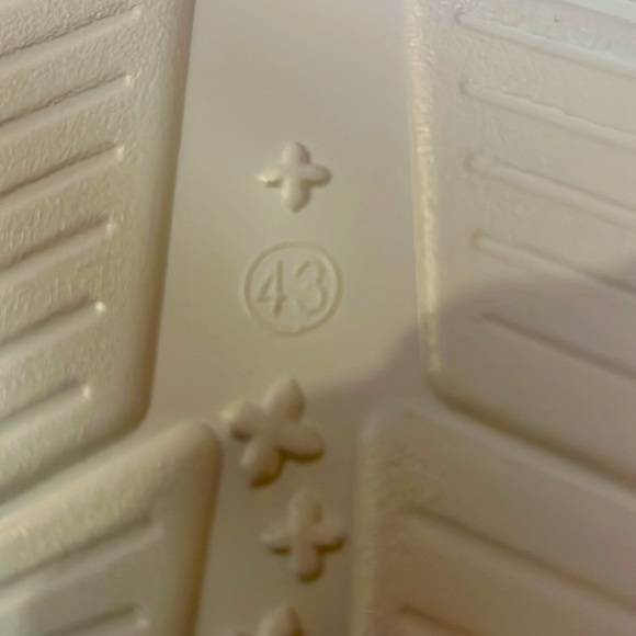 Brand New Men or Wemon Bedroom Shoes. Great Sole to wear outside. Size 43. - Picture 6 of 6